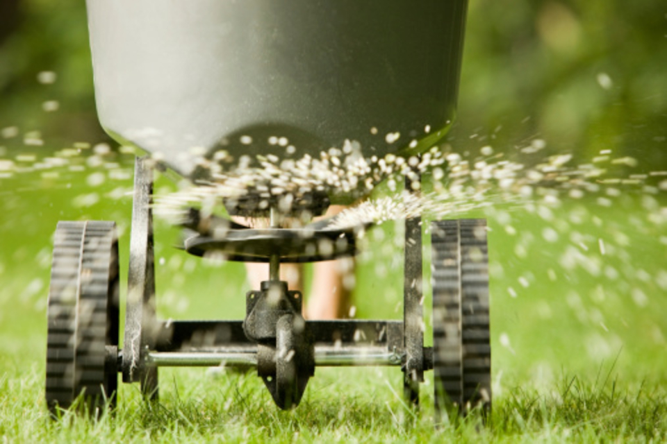 How to Use a Broadcast Spreader to Fertilize a Yard